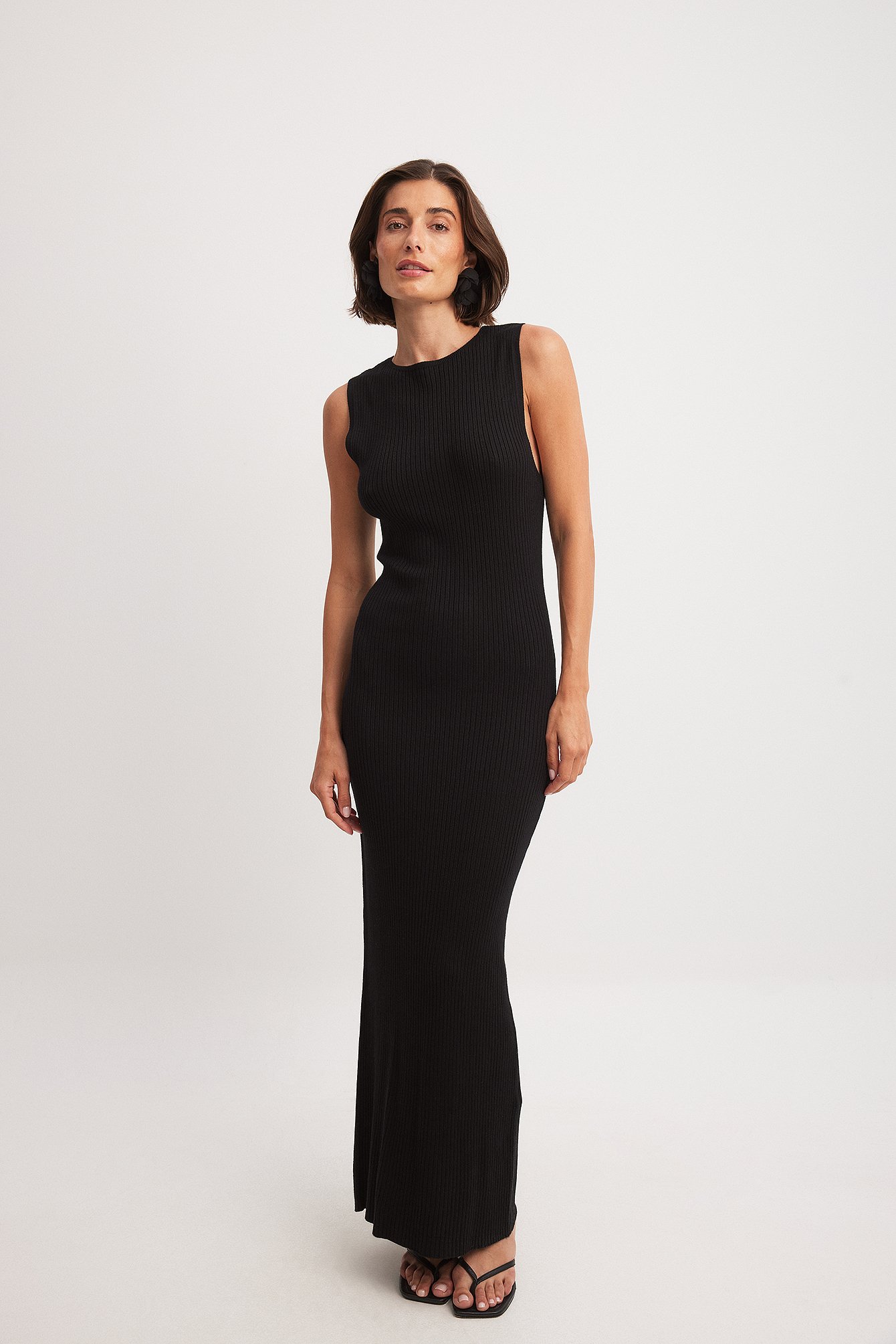 NA-KD Geripptes Maxikleid aus Feinstrick - Black