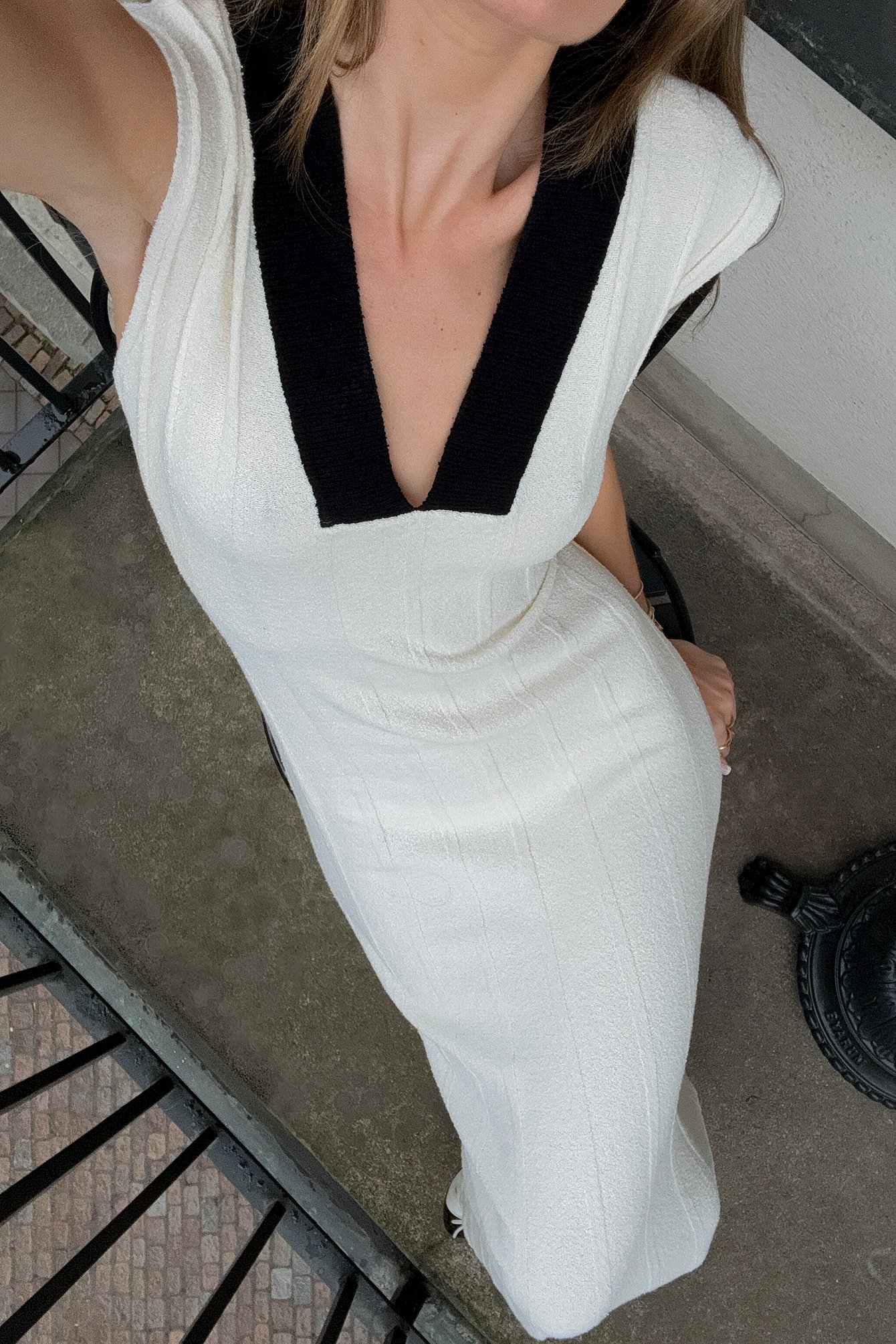 The Hanna Schönberg Edit Geripptes Strick-Midikleid mit V-Ausschnitt - Offwhite