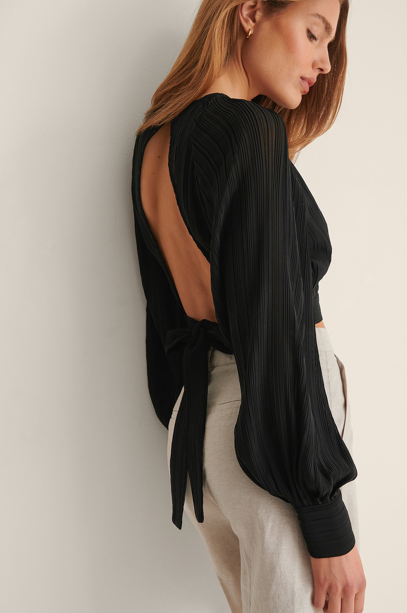 Barmhartig Toegeven stikstof Geplisseerde blouse met open rug Zwart | NA-KD