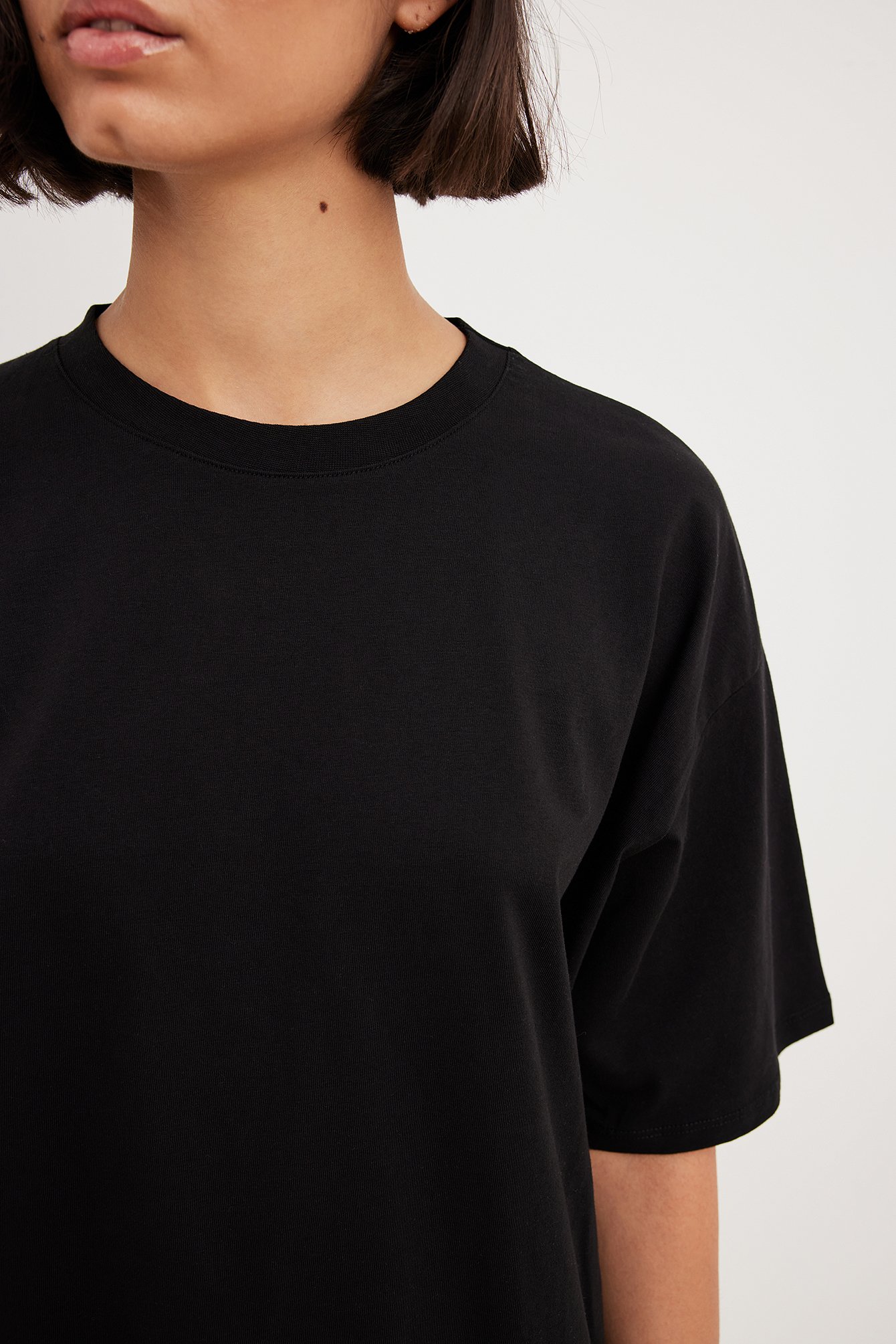 Organic Oversize T-Shirt Schwarz Ausschnitt rundem | mit NA-KD