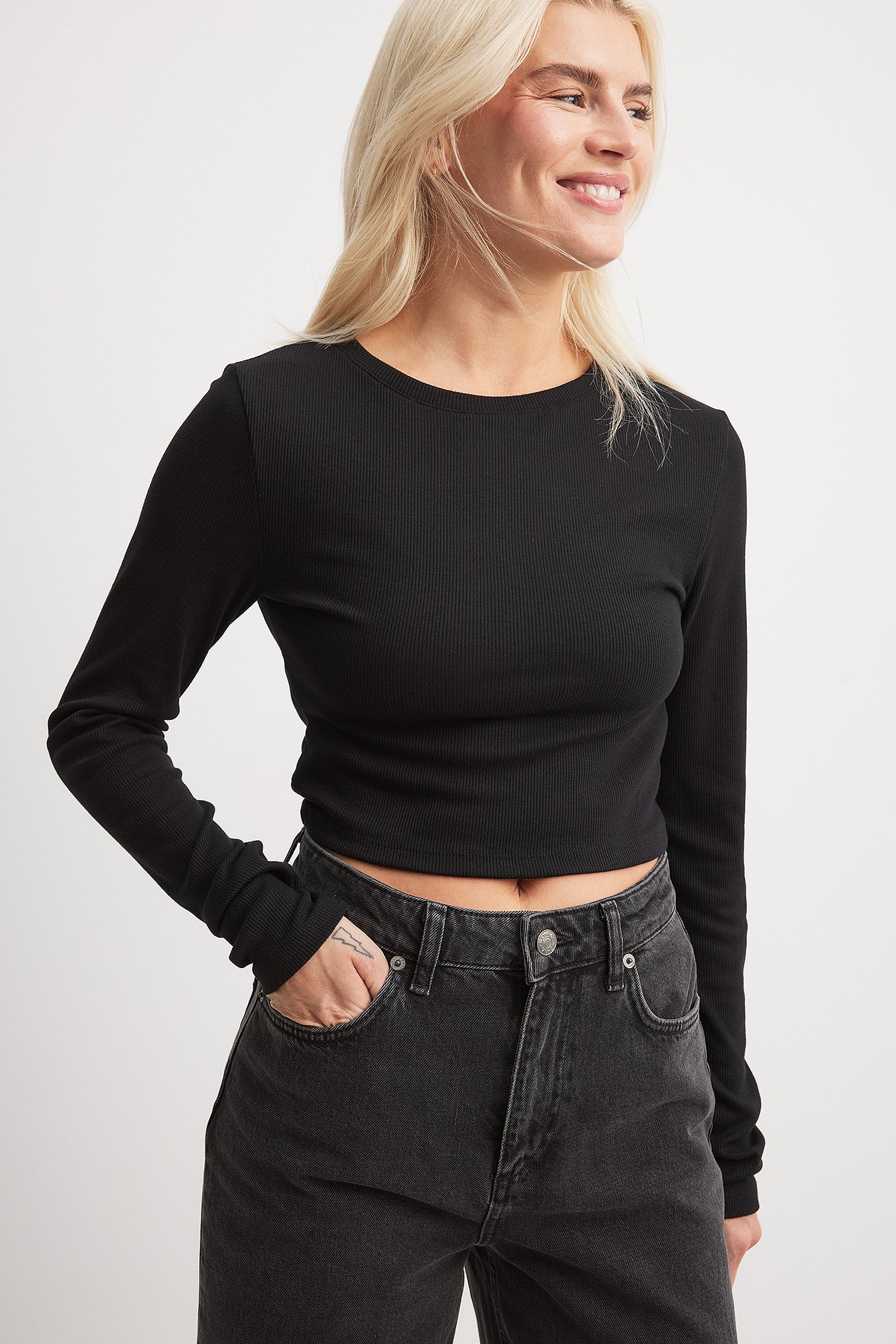 NA-KD Basic Kurzes geripptes Top mit langen Ärmeln - Black