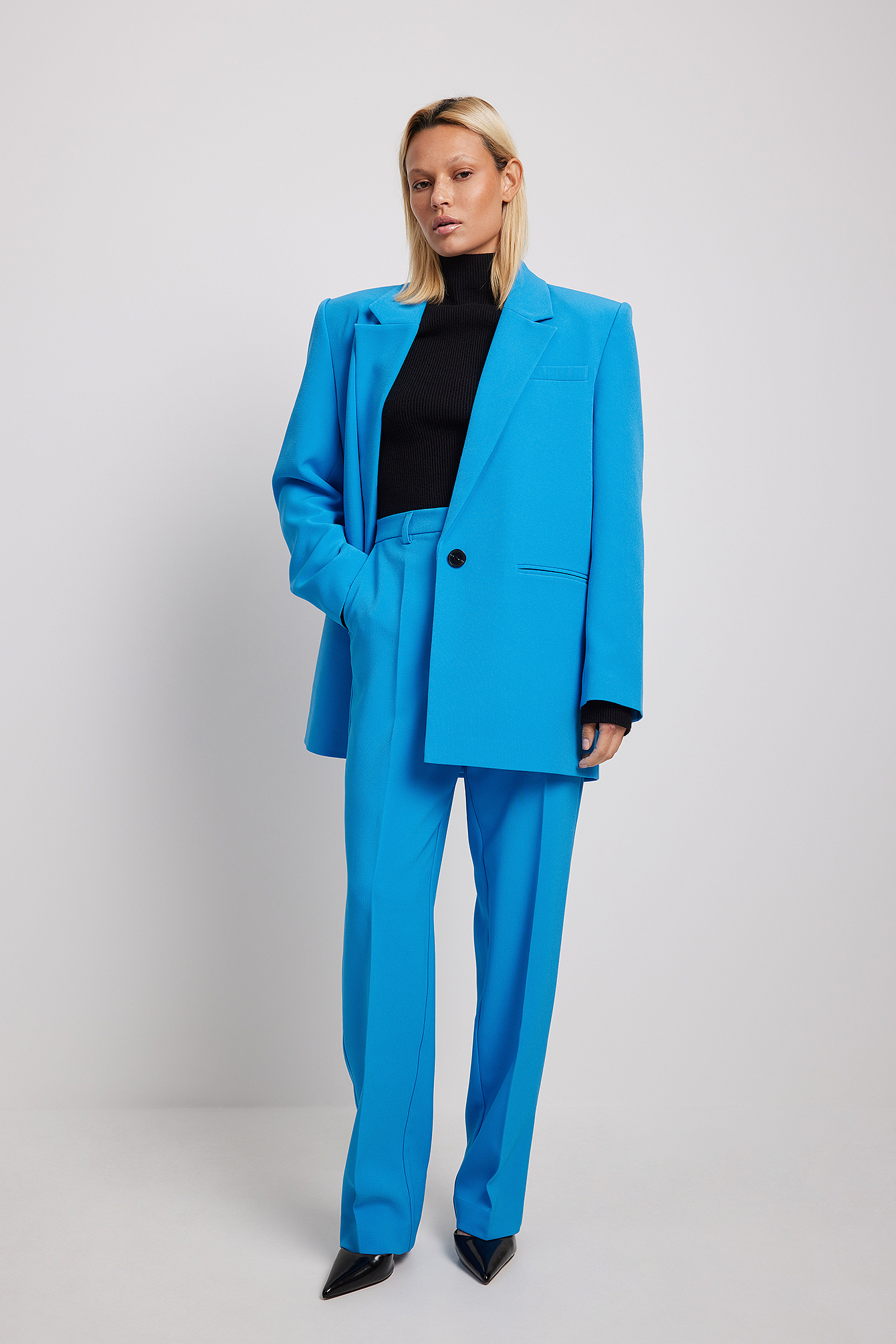 Blazer oversize con spalline imbottite e scollo profondo