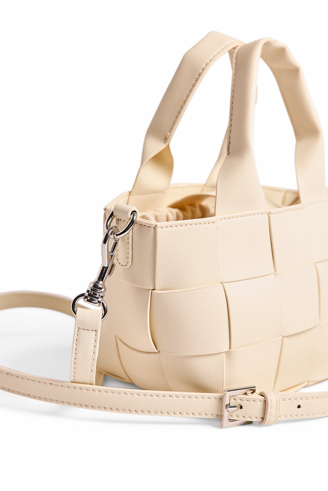 NA-KD SMALL WOVEN BUCKET BAG 