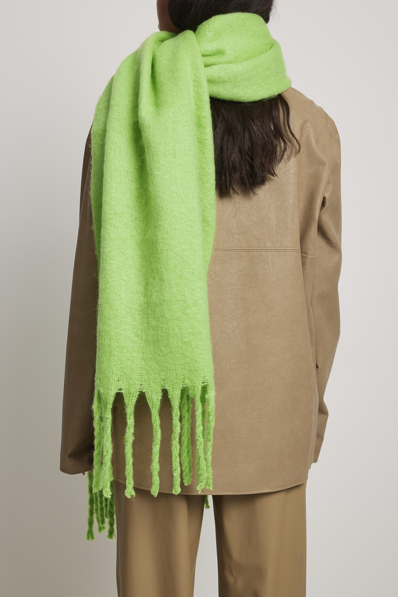 produceren Citaat Stiptheid Zachte gevlochten sjaal met kwastjes van gerecycled materiaal Groen | NA-KD