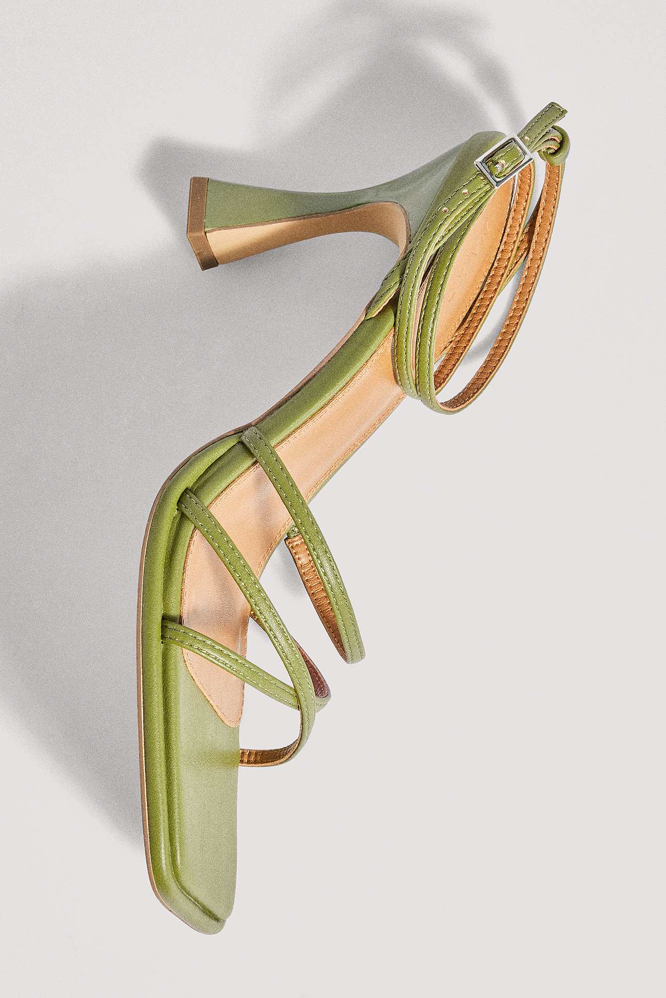 NA-KD Shoes Fyrkantiga klackskor med timglasformad häl och band - Green