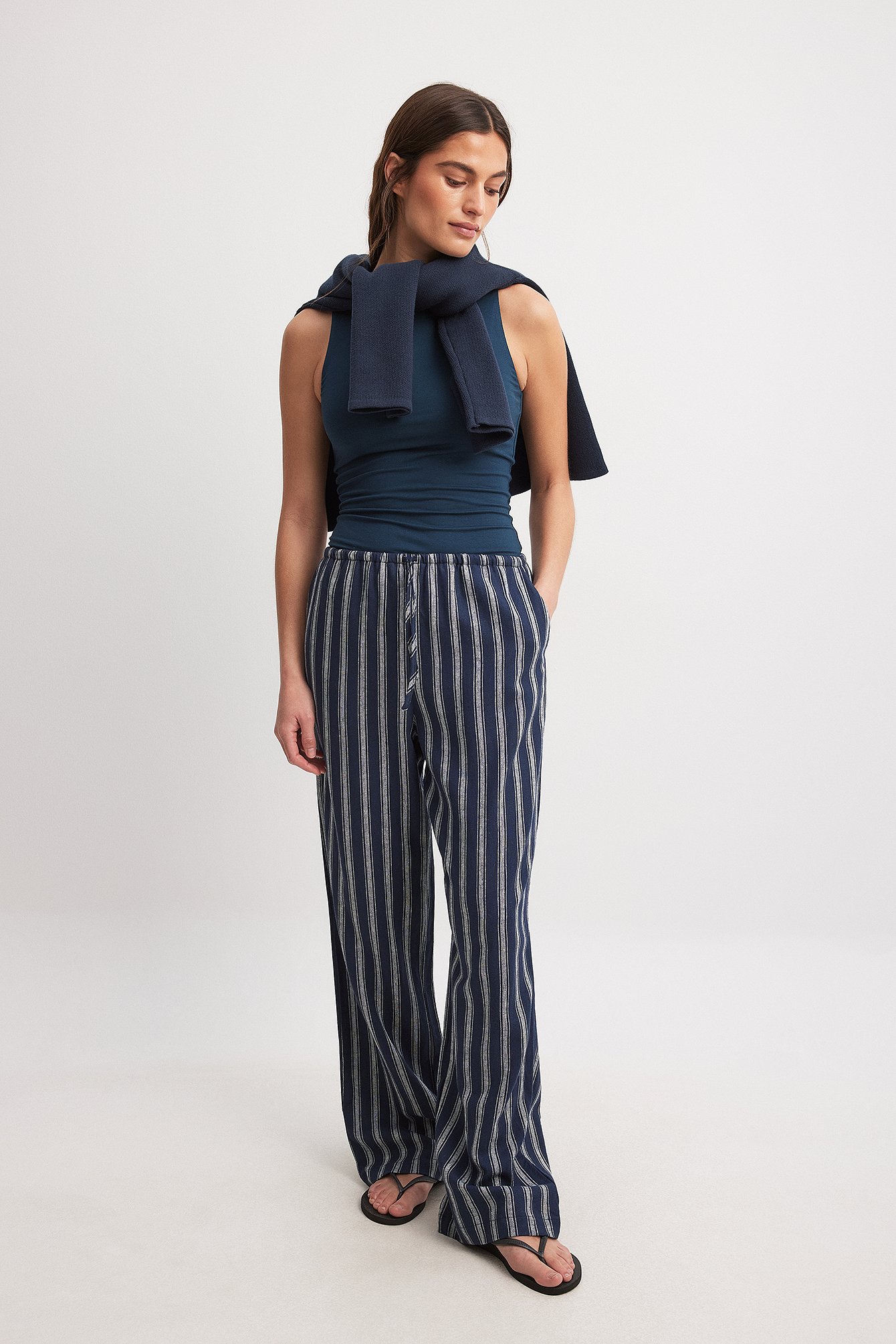 Claire Rose x NA-KD Hose aus Leinenmischung - Navy,Stripe