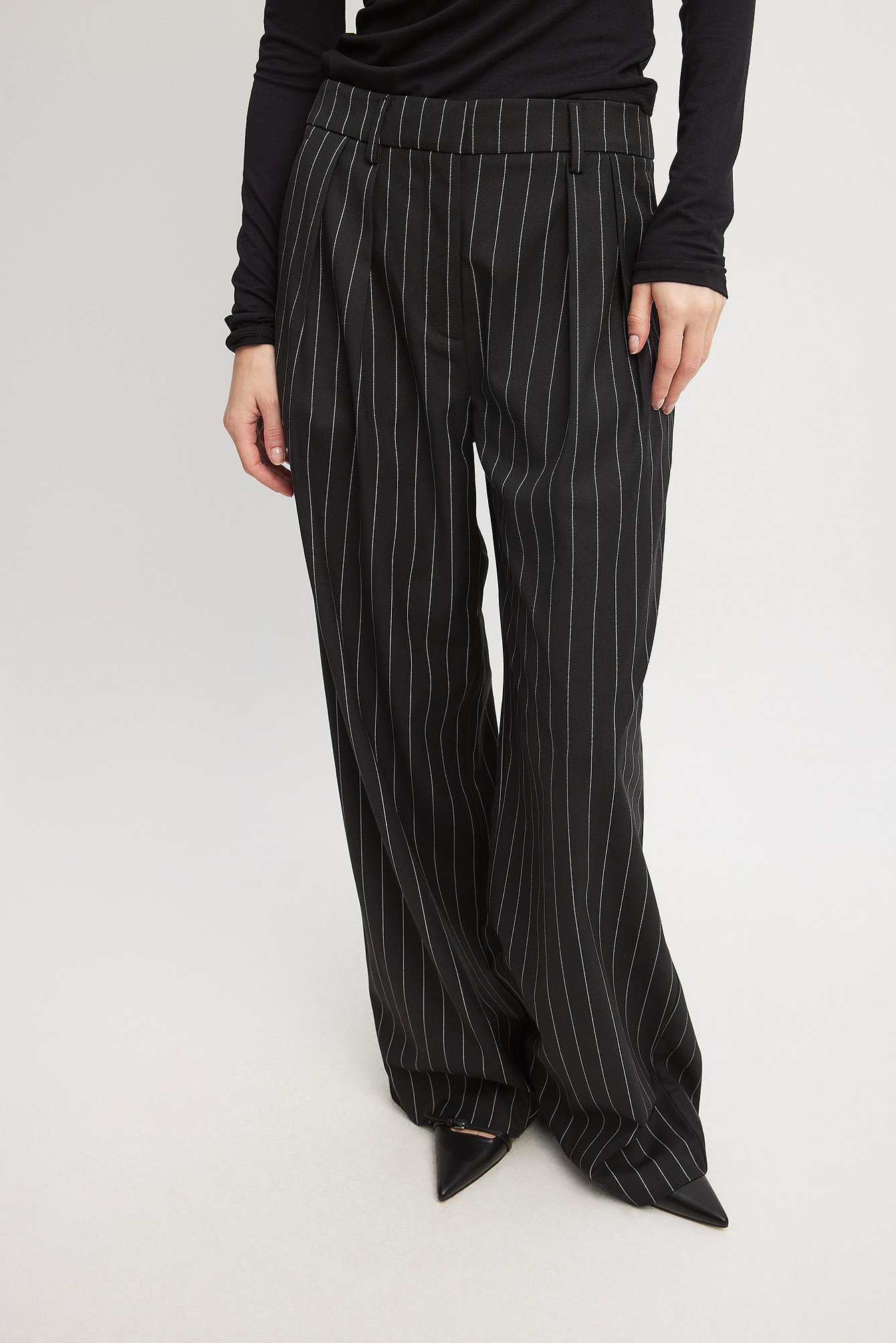 NA-KD Gestreifte Bundfaltenhose mit hoher Taille - Stripe