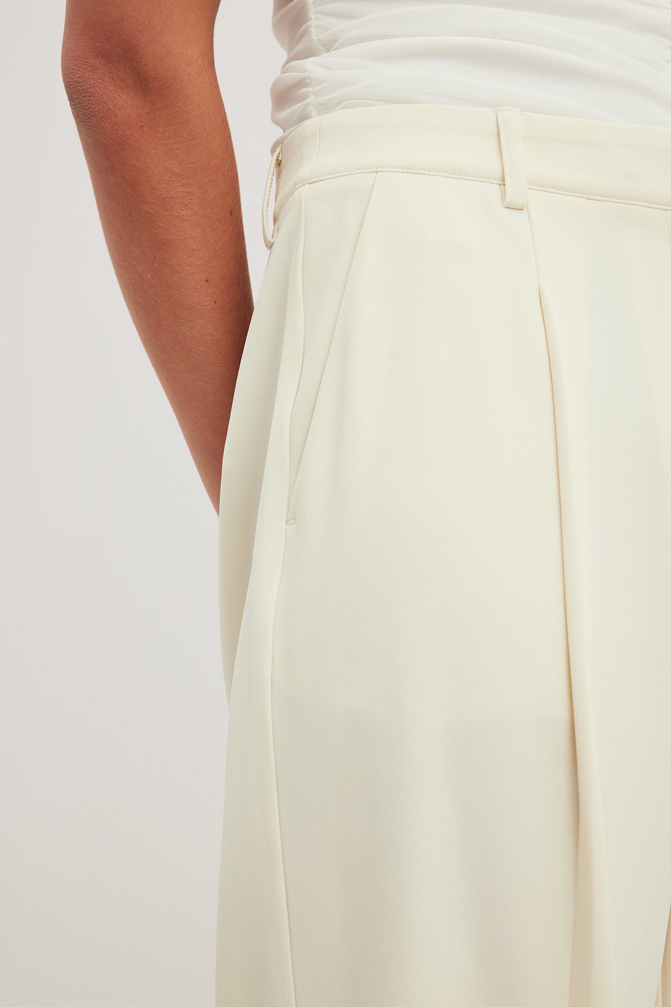 Tailored Pleated Mid Waist Pants Offwhite