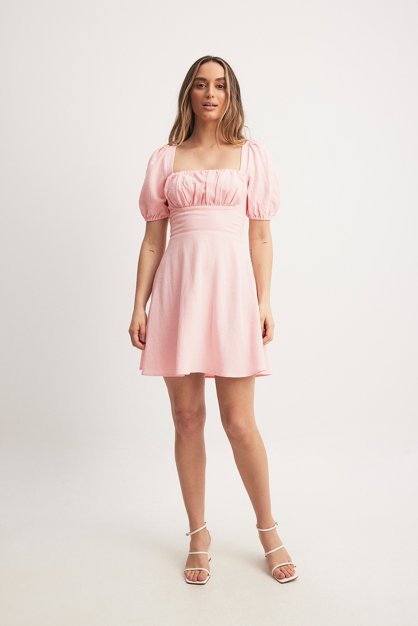 NA-KD Minikleid mit Schnürung hinten und Puffärmeln - Pink