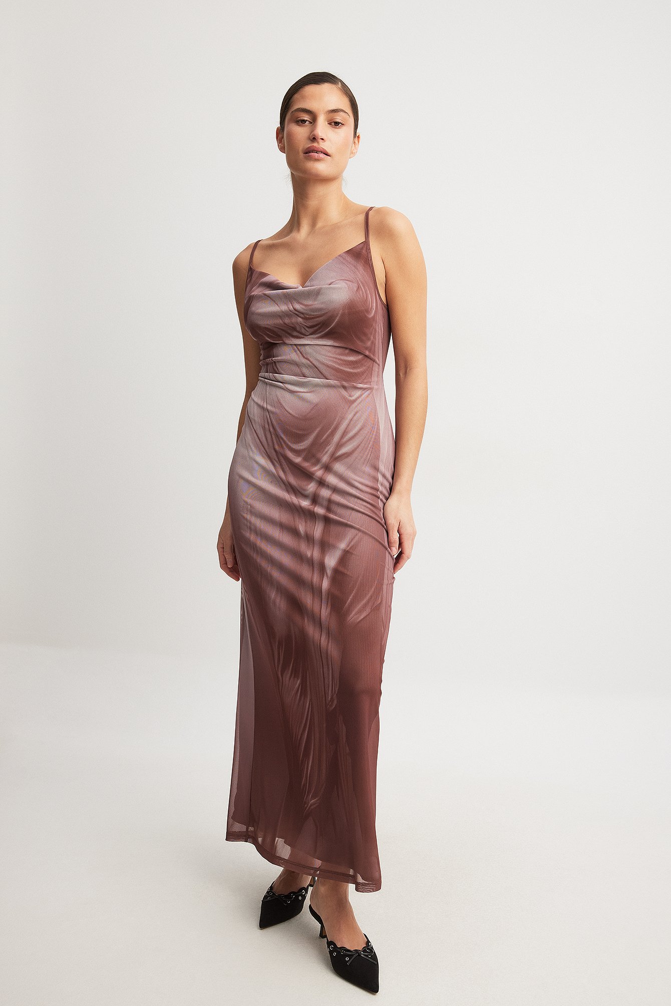 Vollan x NA-KD Maxikleid aus Mesh mit Wasserfallausschnitt - Pink