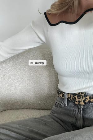 Offwhite Wavy Shoulder Tight Fine Knitted Top