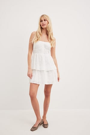 Anglaise-Minikleid mit NA-KD | und Rüschen Bandeau-Ausschnitt Weiß