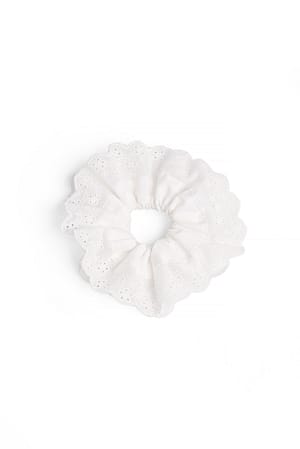 White Chouchou en broderie anglaise