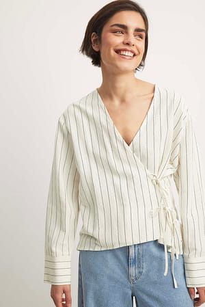 Beige Stripe Asymmetrisk stribet bluse med sløjfedetalje