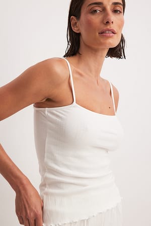 White Ribbat linne med babylock-design