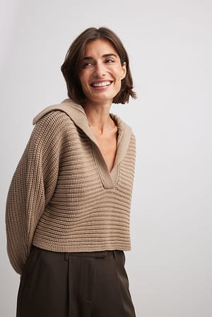 Nougat Kraftig strikket sweater med stor krave