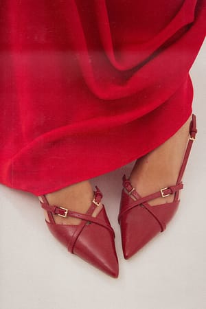 Red Scarpe a punta con tacco e cinturino posteriore con fibbia