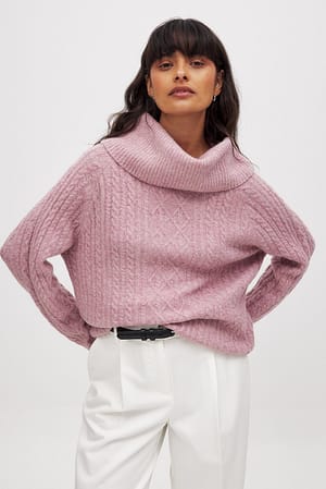 Light Pink Kabelstrikket sweater med rullekrave