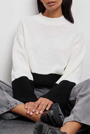 Black/White Strikket genser med fargeblokk og splittdetaljer