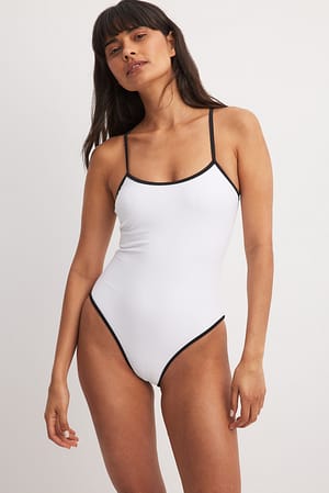White/Black Kontrastowy strój kąpielowy z wiązaniem