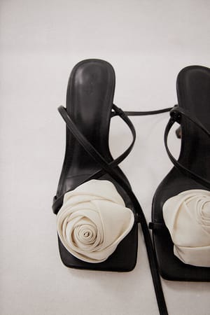Black/White Contrast Rose Heels