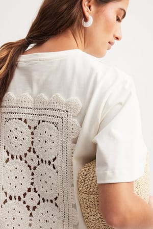 White T-shirt oversize con dettagli in maglia all’uncinetto