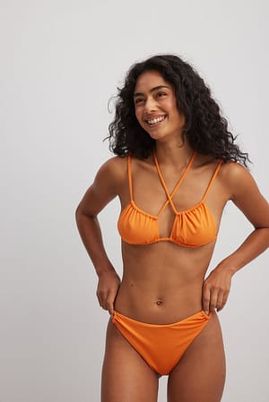 Orange Bikinitrusse med krydsdetalje og høj talje