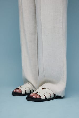 Offwhite Pantoletten mit gekreuzten Riemen