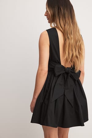Black Vestido mini com laço e decote profundo nas costas