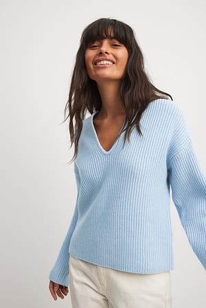 Blue Karbowany dziergany sweter z głębokim dekoltem w serek