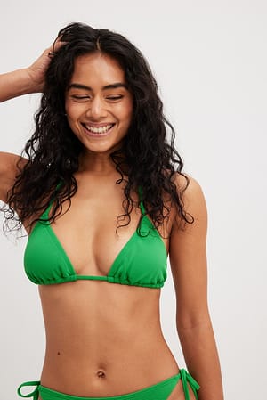Green Top de bikini de triángulo con tirantes y lunares