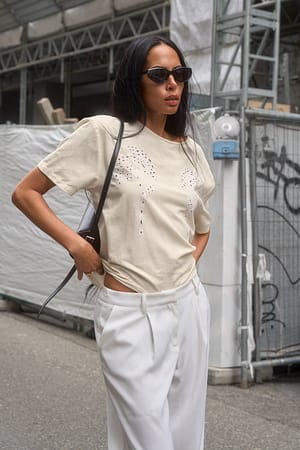 Beige T-shirt squadrata con cut-out a fiore