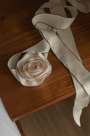 White Halsband med blomma