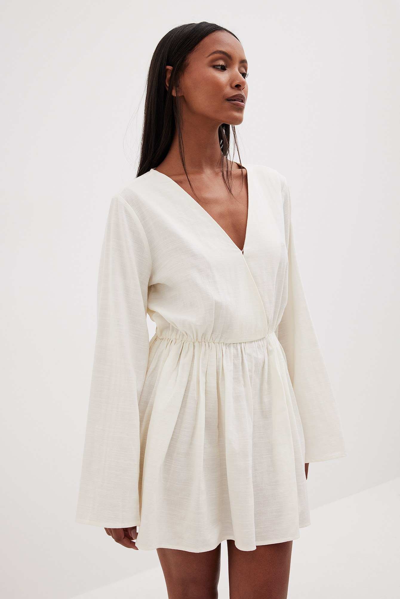 Robe courte fluide col en V profond Blanc NA KD