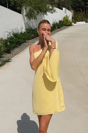Yellow Luftig klänning med en axel