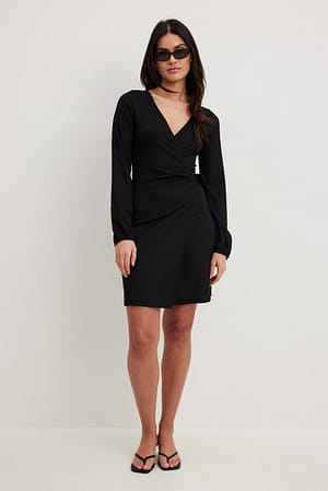 Black Slå-om kjole med vidde og struktur