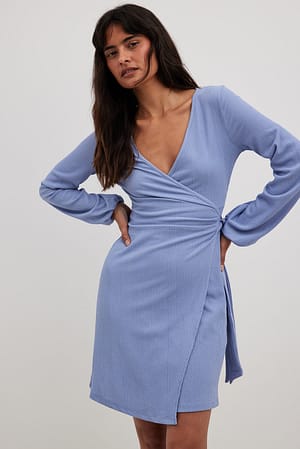 Blue Slå-om kjole med vidde og struktur