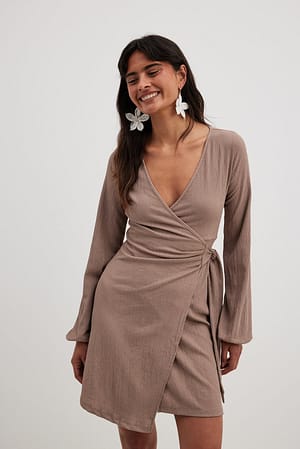 Brown Luftig strukturerad klänning med omslag