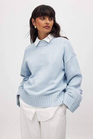 Blue Strikket sweater med foldet ærme