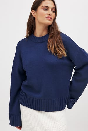 Navy Strikket sweater med foldet ærme