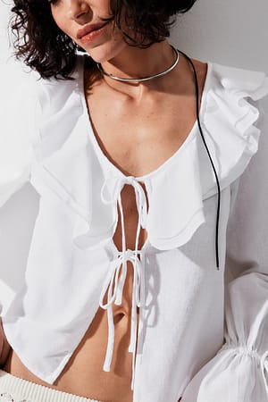 White Bluse aus Leinenmischung mit Rüschen am Kragen