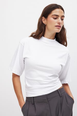 White T-shirt sagomata in cotone con collo a imbuto