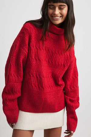 Red Dziergany sweter z wysokim kołnierzem