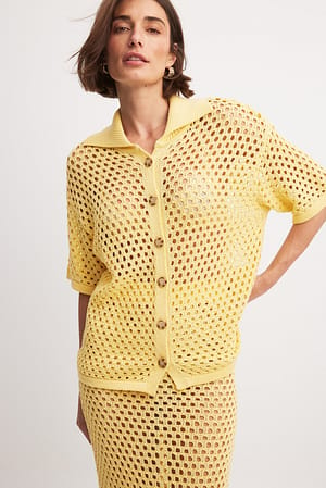Yellow Strikket sweater med hul og knapper, korte ærmer