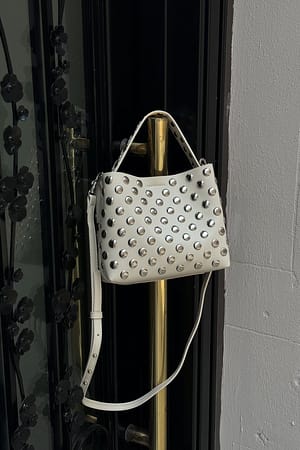 Offwhite Nastoitettu pieni crossbody-laukku