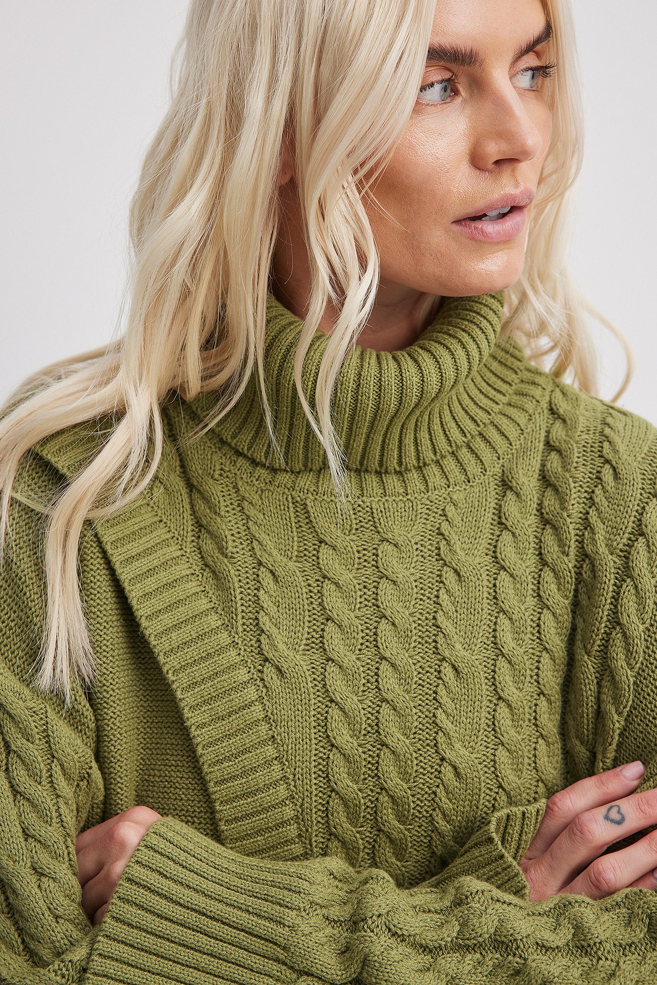 Knitted Asymmetric Cable Sweater Green | NA-KD