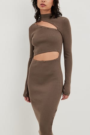 Brown Stickad klänning med öppna partier
