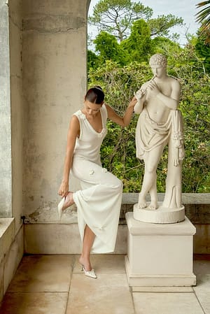Antique White Sukienka maxi z dekoltem w serek z kwiecistymi detalami