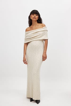 Beige Gestricktes Maxikleid mit Off-Shoulder