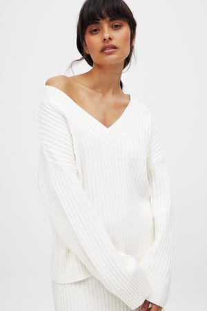 Offwhite Oversize-Strickpullover mit V-Ausschnitt